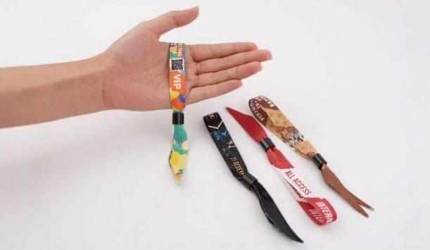 tangan pegang lgelang tiket